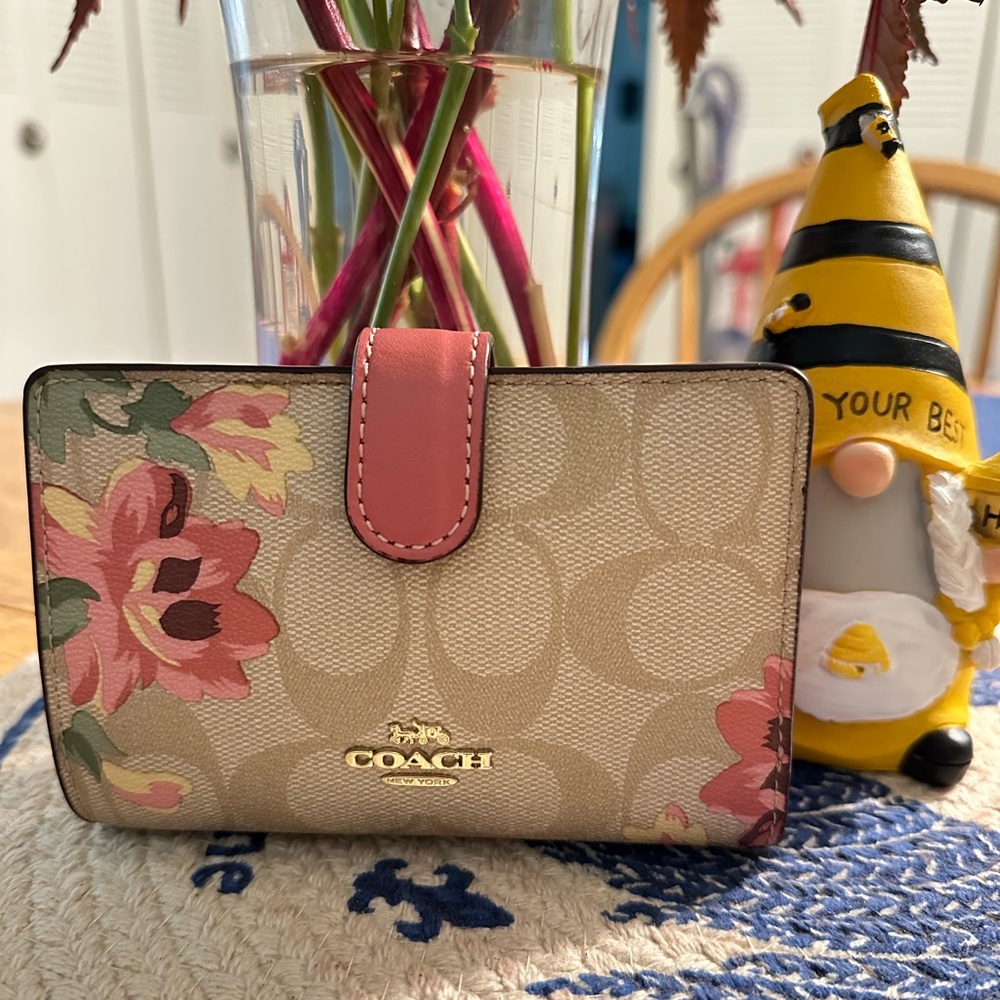 COACH MEDIUM CORNER ZIP WALLET IN SIGNATURE CANVAS WITH LILY PRINT
